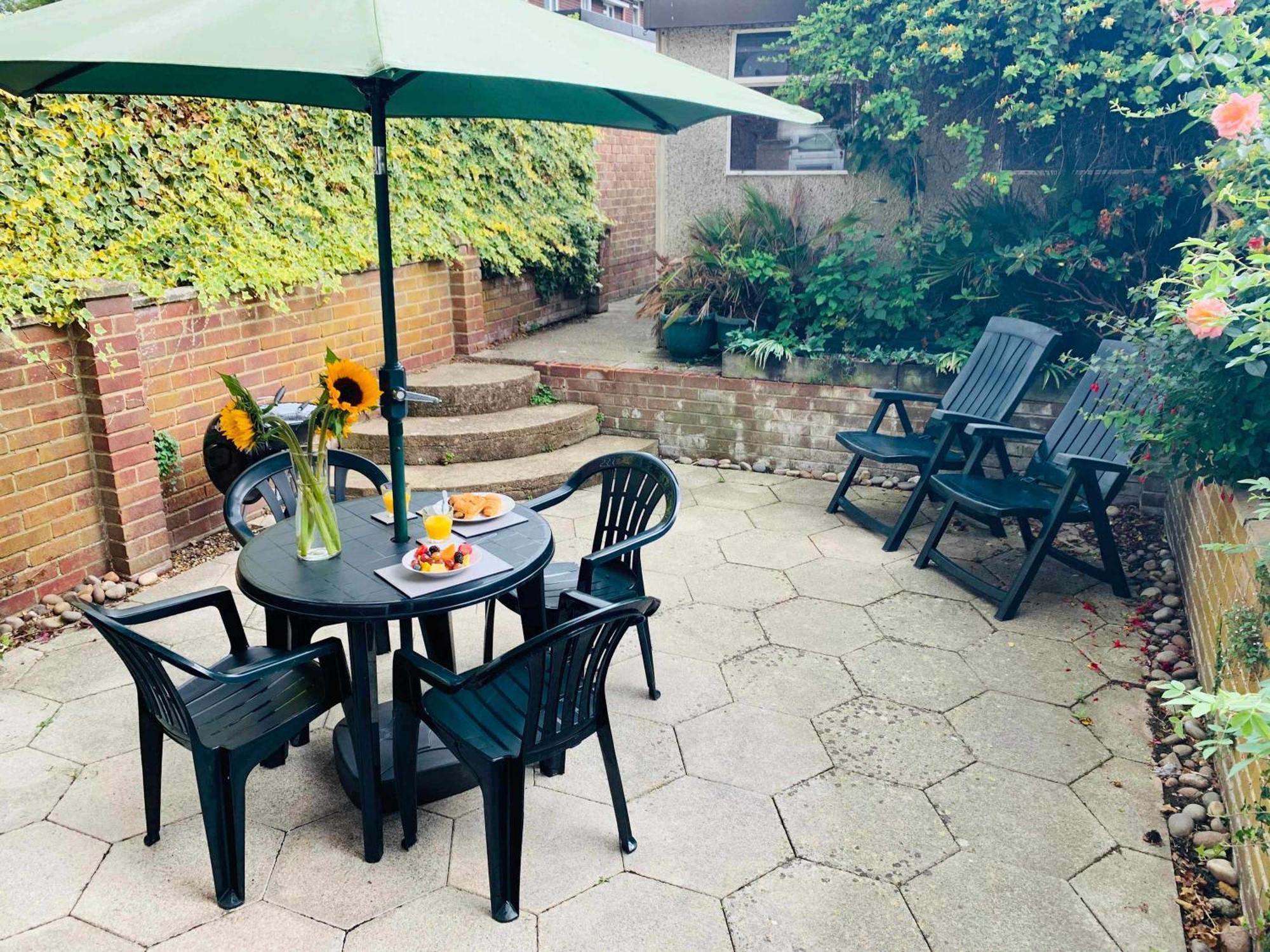 Spacious House, Free Parking & Patio Garden Farnham  Dış mekan fotoğraf